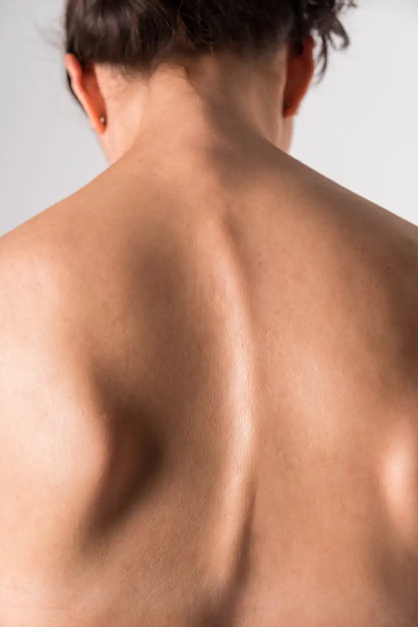 Nackter Rücken einer Person in Nahaufnahme
