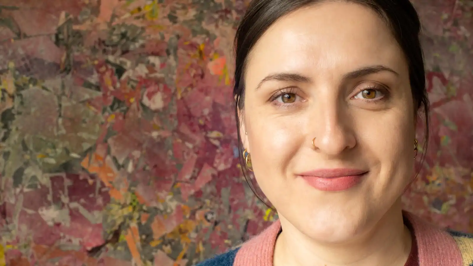 Porträt von Theresa Hristov vor abstraktem Hintergrund